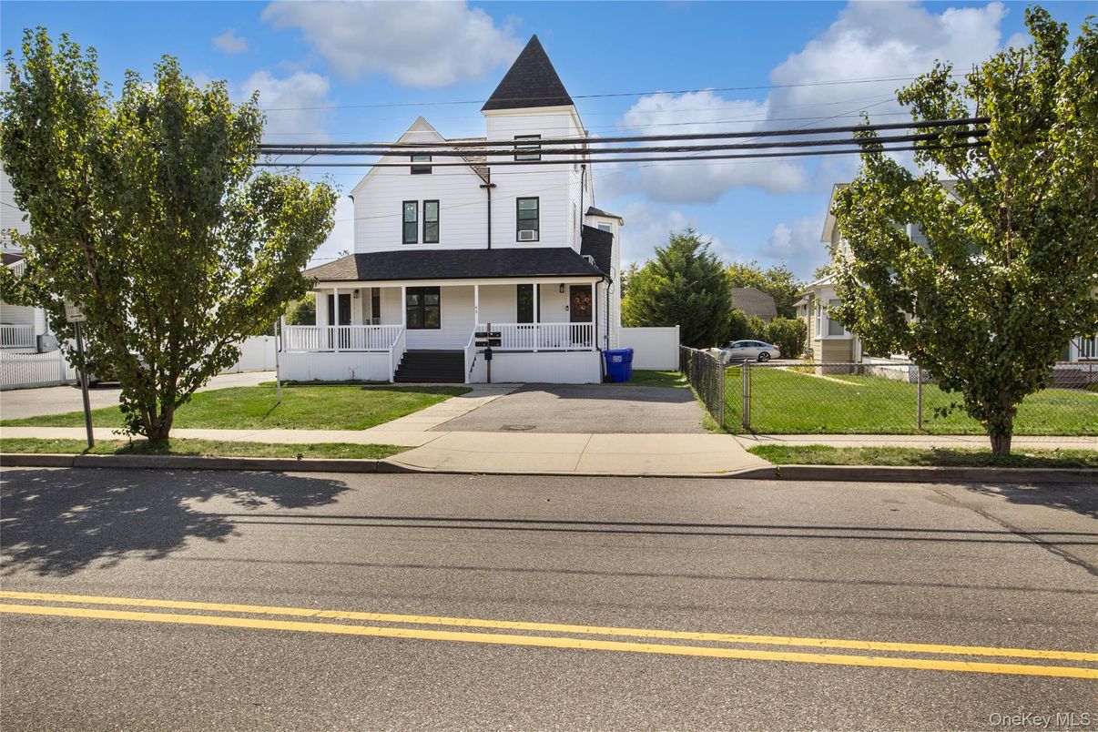 Exterior, Facade, Queen Anne Victorian