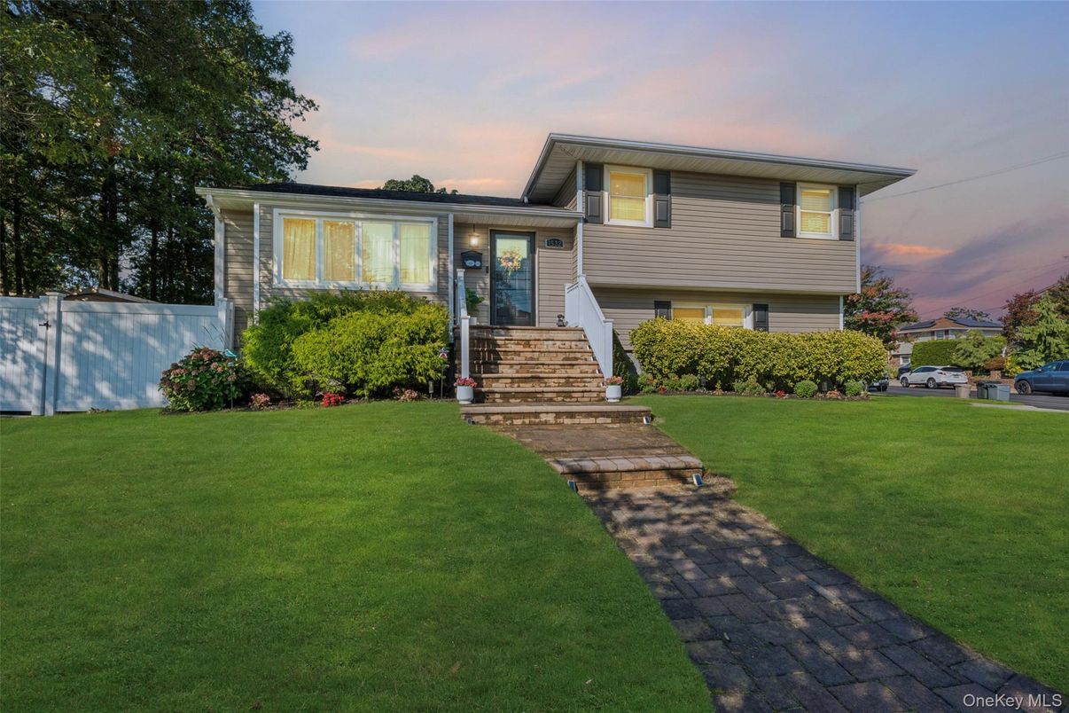 Attached, Exterior, Facade, Split Level