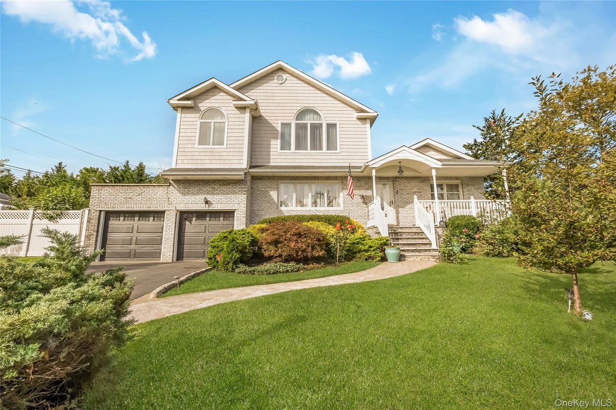 Attached, Exterior, Facade, Farmhouse