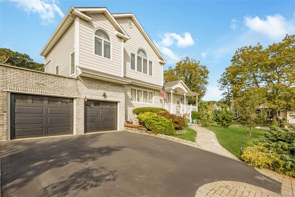 Attached, Exterior, Facade, Farmhouse