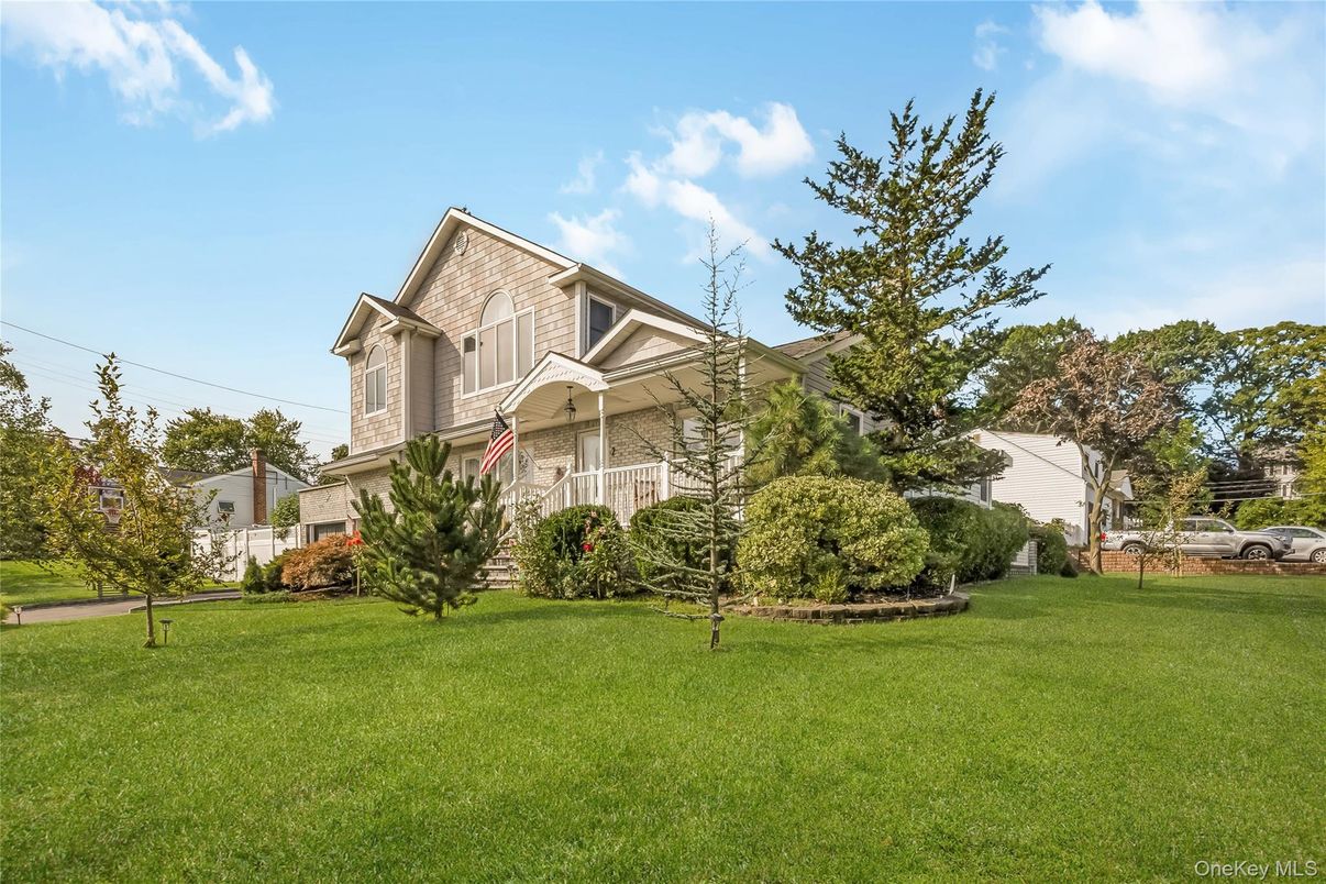 Backyard, Exterior, Facade, Queen Anne Victorian