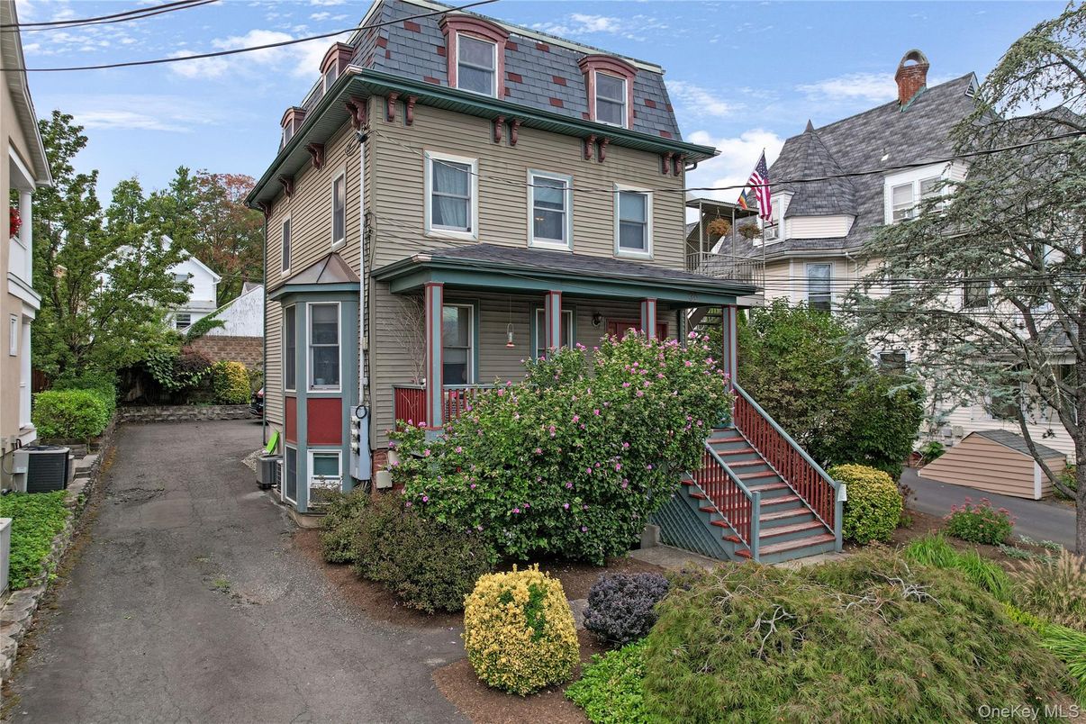 Exterior, Facade, Queen Anne Victorian