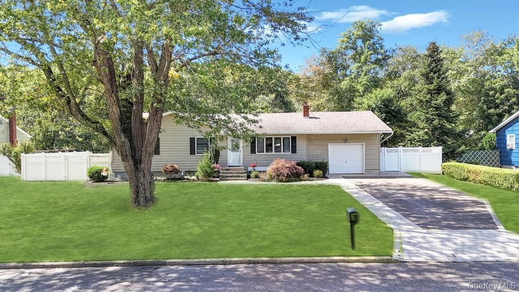 Attached, Exterior, Facade, Ranch