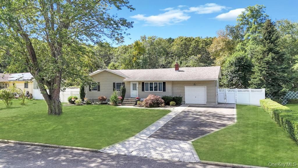 Attached, Exterior, Facade, Ranch