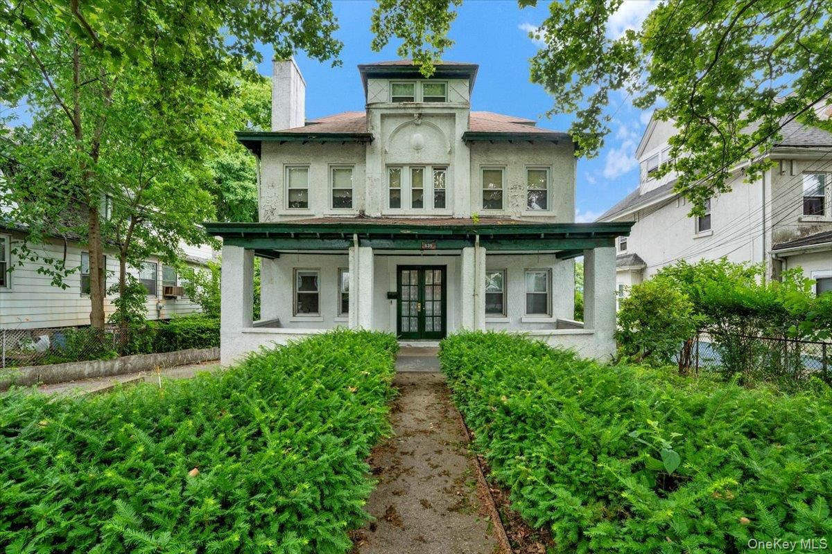 Exterior, Facade, American Foursquare