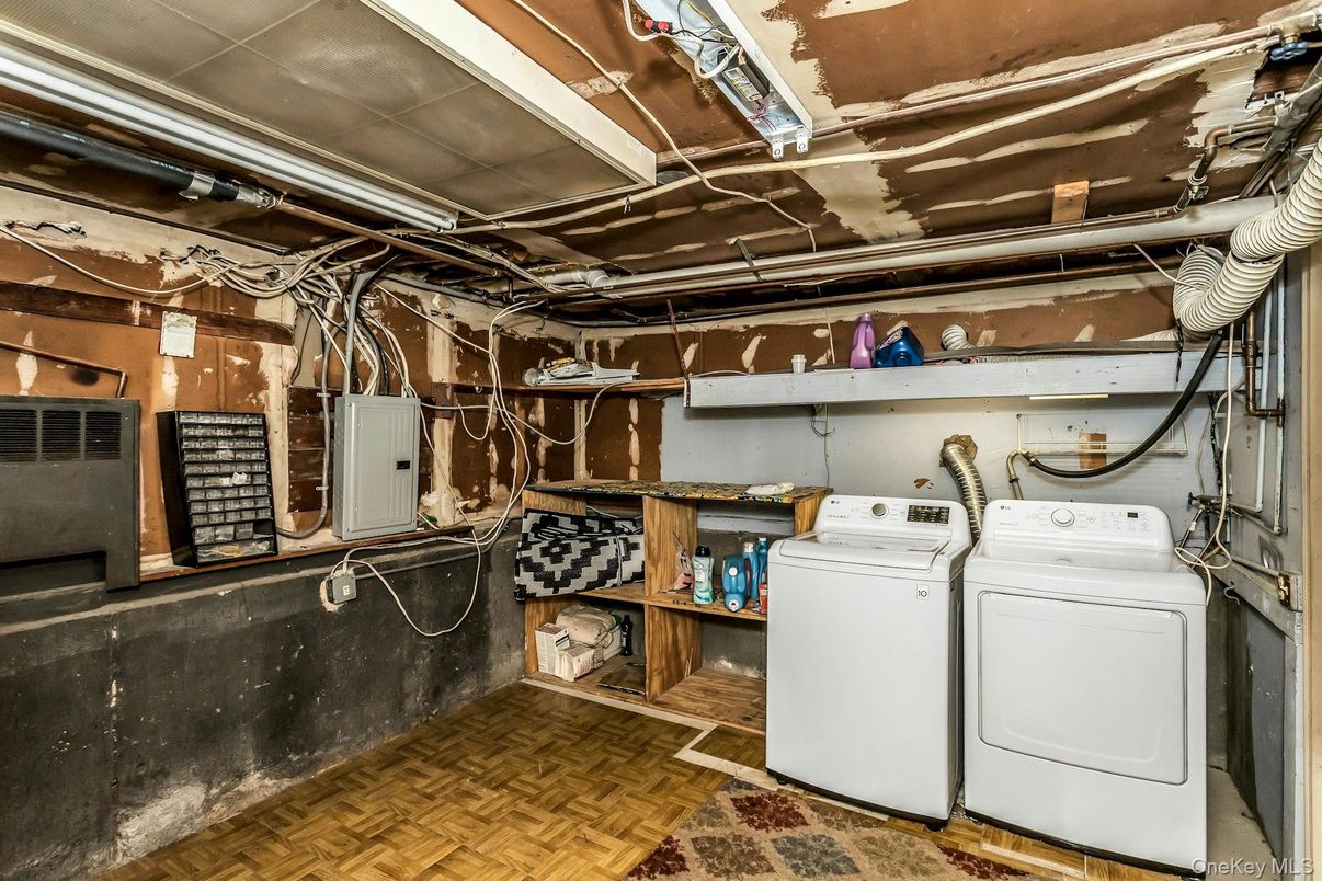 Interior, Utility Closets, Washer, Wood Texture Flooring