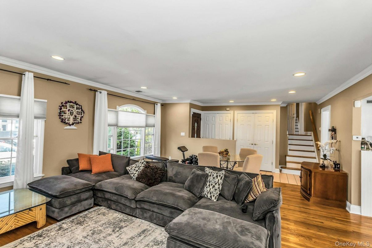 Interior, Living room, Recessed Lighting, Wood Texture Flooring