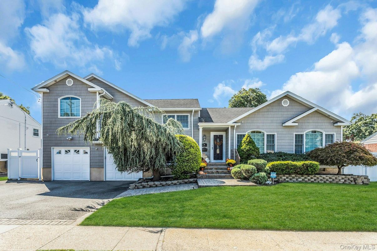 Attached, Exterior, Facade, Ranch
