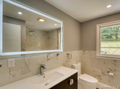 Bathroom, Interior, Marble Walls, Recessed Lighting