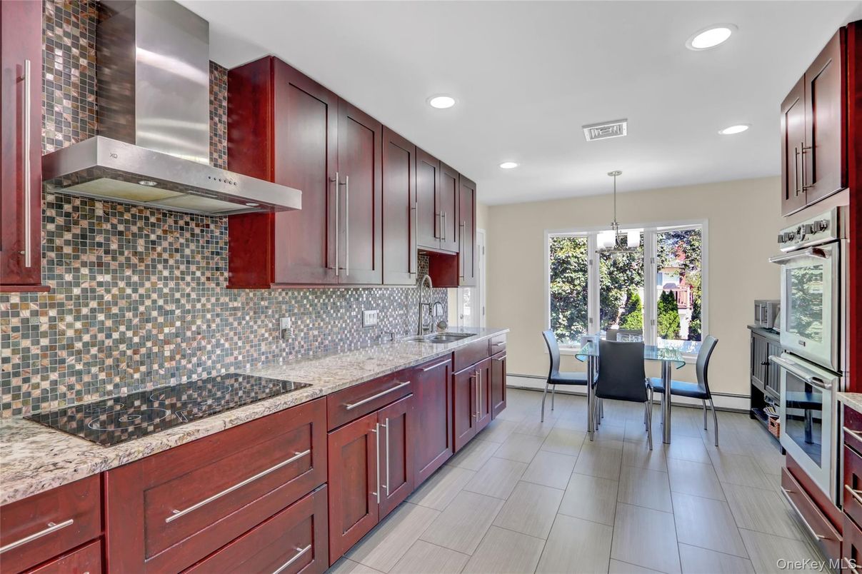 Dining room, Interior, Kitchen, Pendant Lights, Recessed Lighting, Stainless Steel Appliances