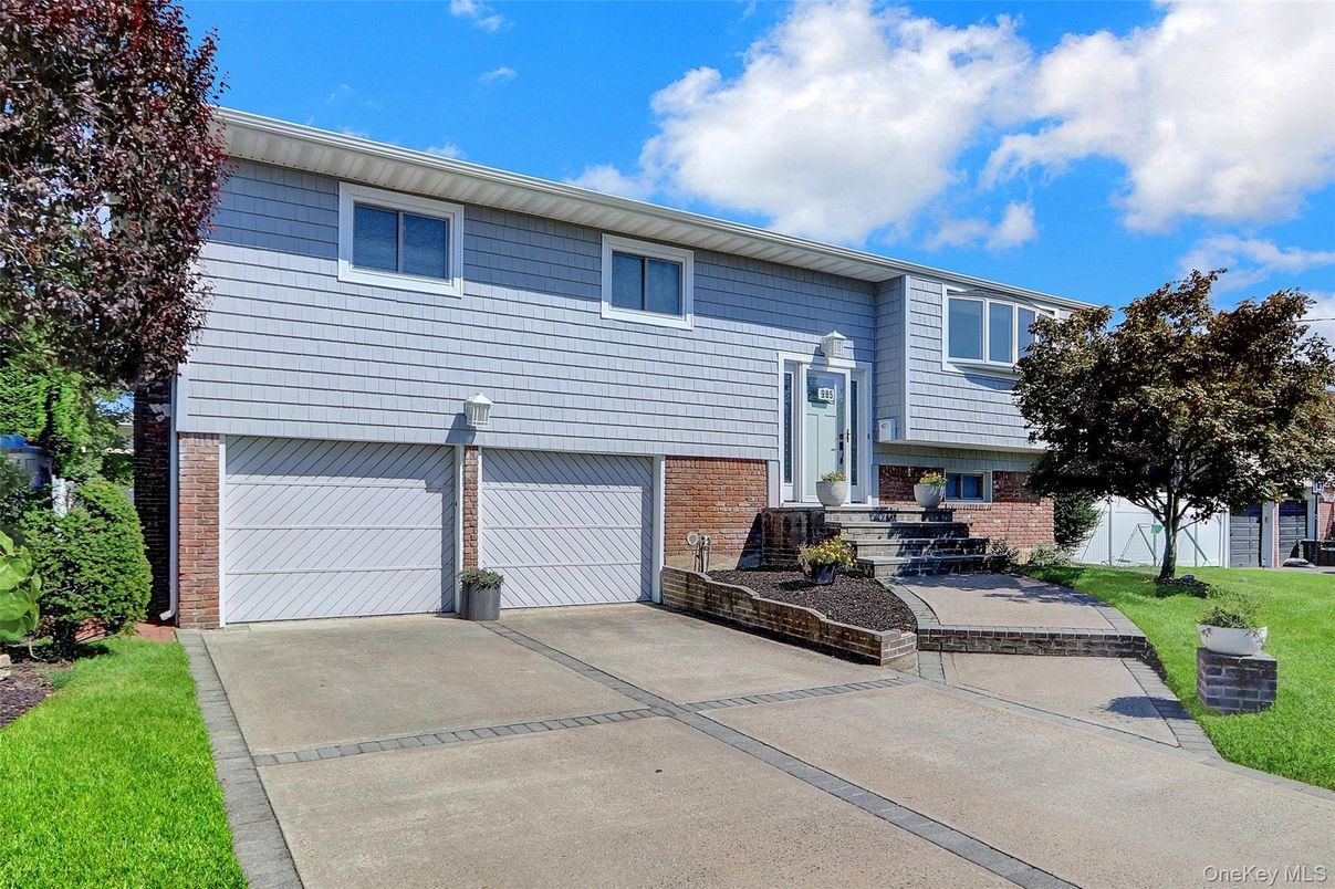 Attached, Exterior, Facade, Brick Facade, Raised Ranch