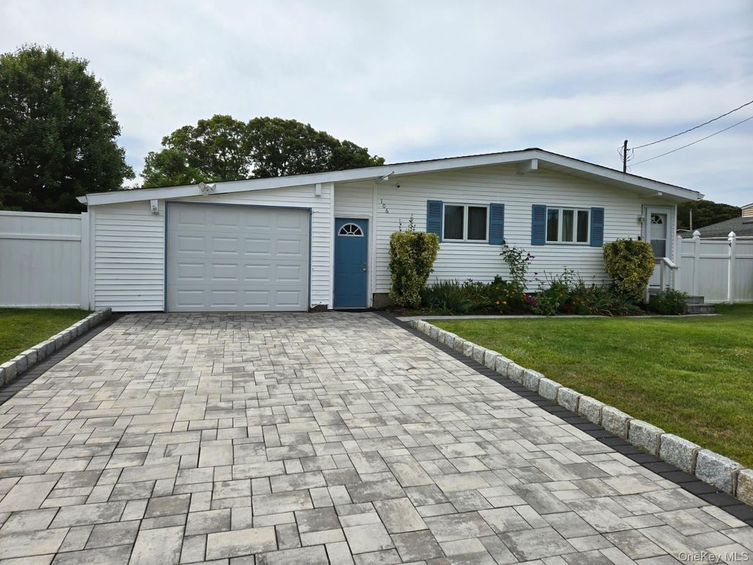 Attached, Exterior, Facade, Ranch