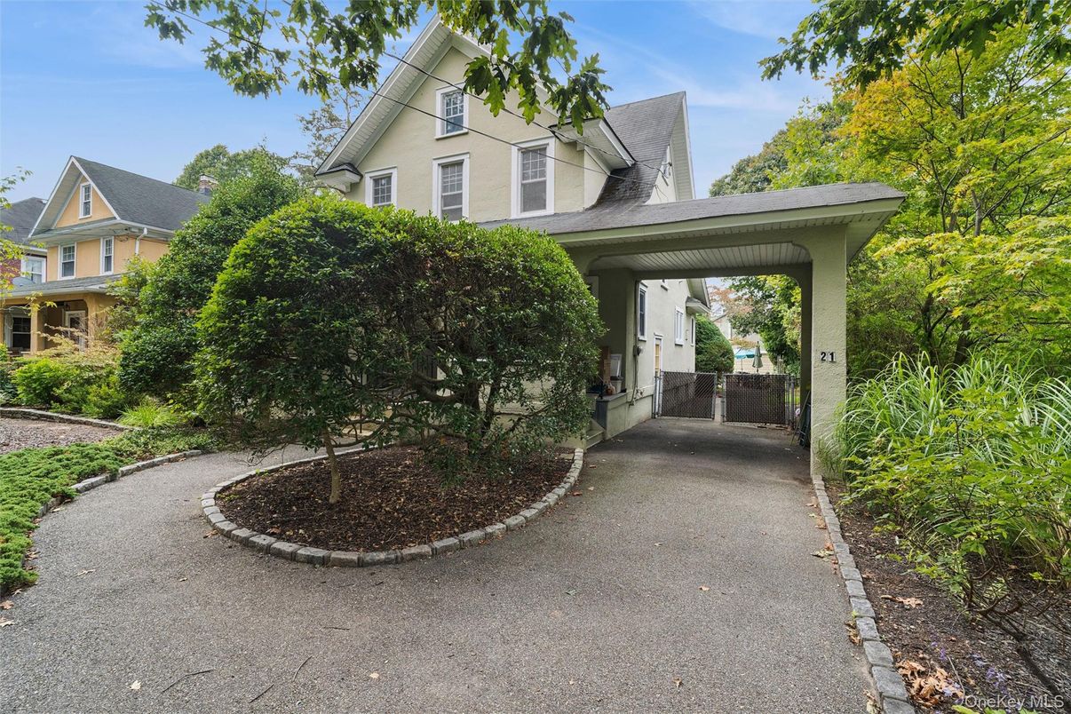 Exterior, Facade, Queen Anne Victorian