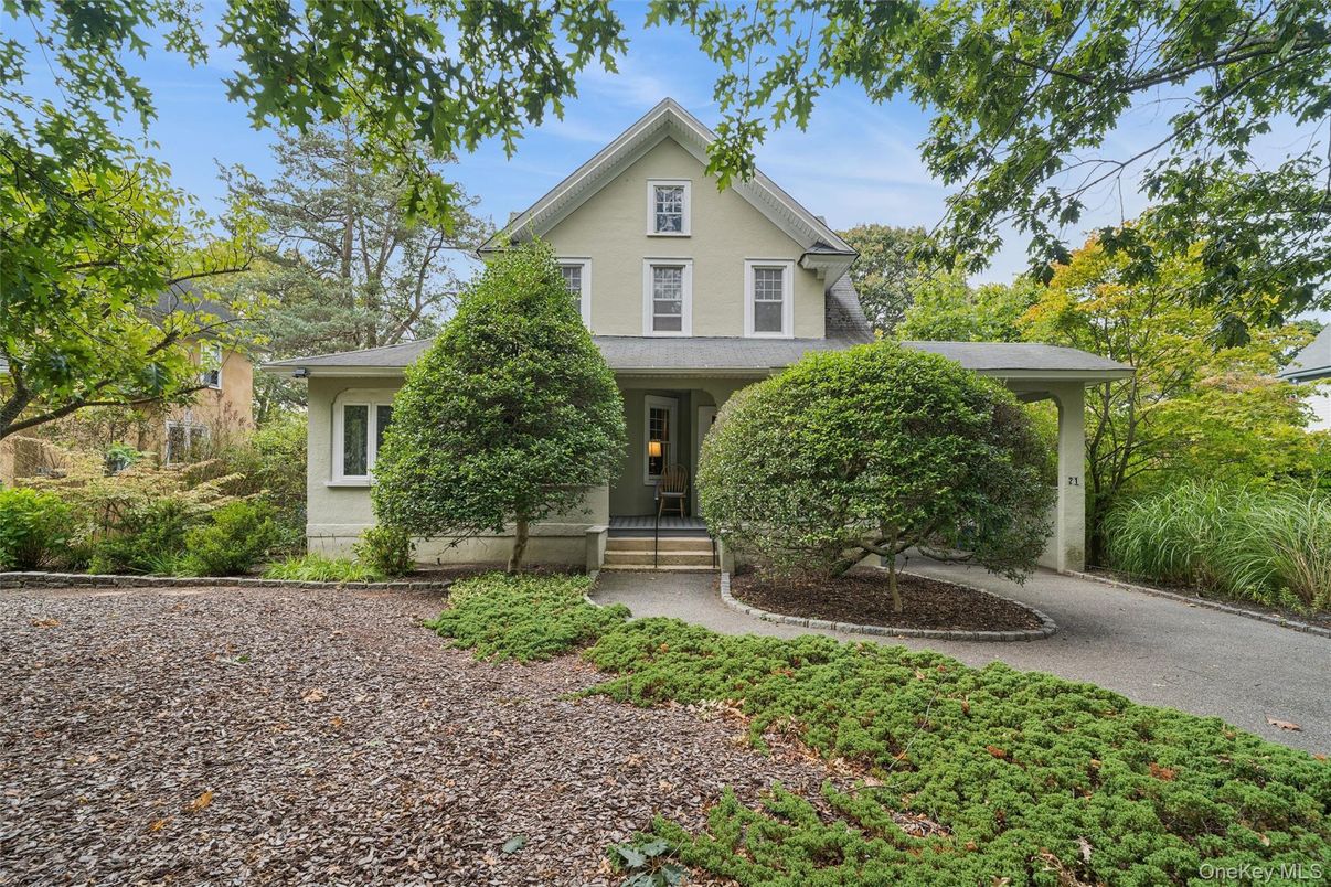 Exterior, Facade, Queen Anne Victorian