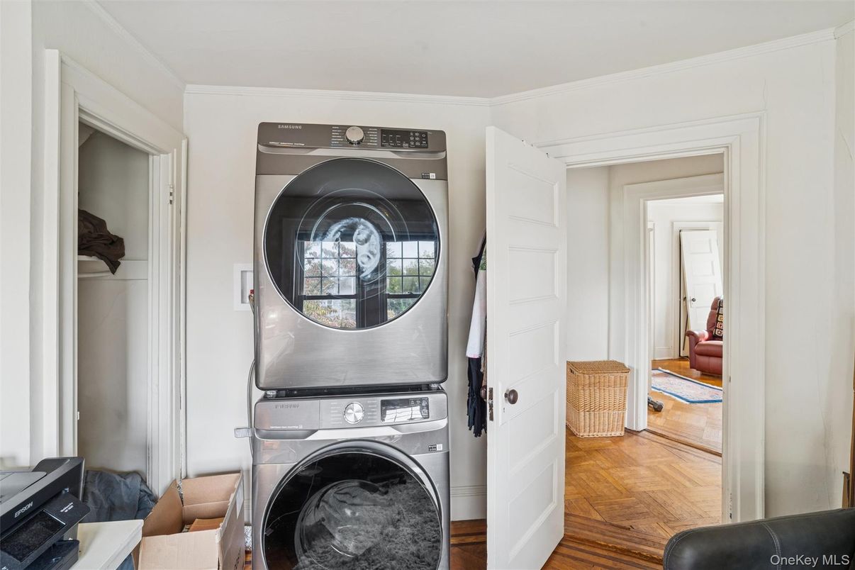 Interior, Utility Closets, Washer, Wood Texture Flooring