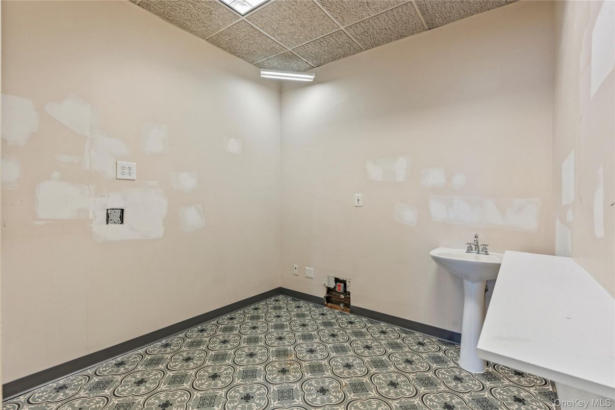 Bathroom, Empty room, Interior, Recessed Lighting