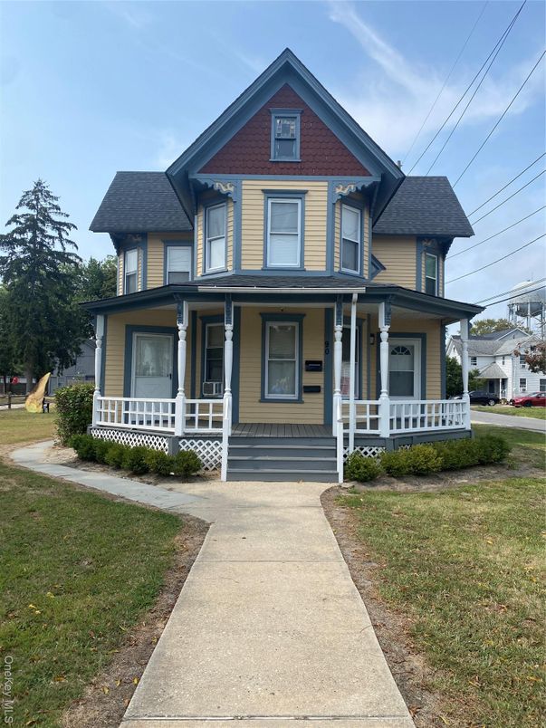 Exterior, Facade, Queen Anne Victorian