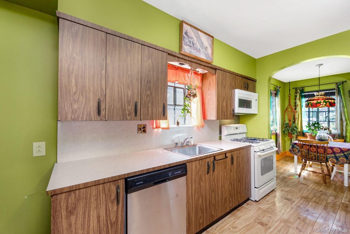 Dining room, Interior, Kitchen, Stainless Steel Appliances, Wood Texture Flooring