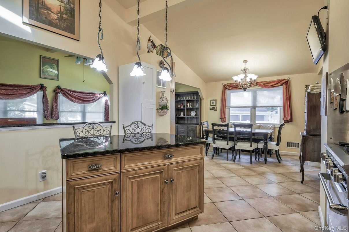 Chandelier, Dining room, Interior, Pendant Lights