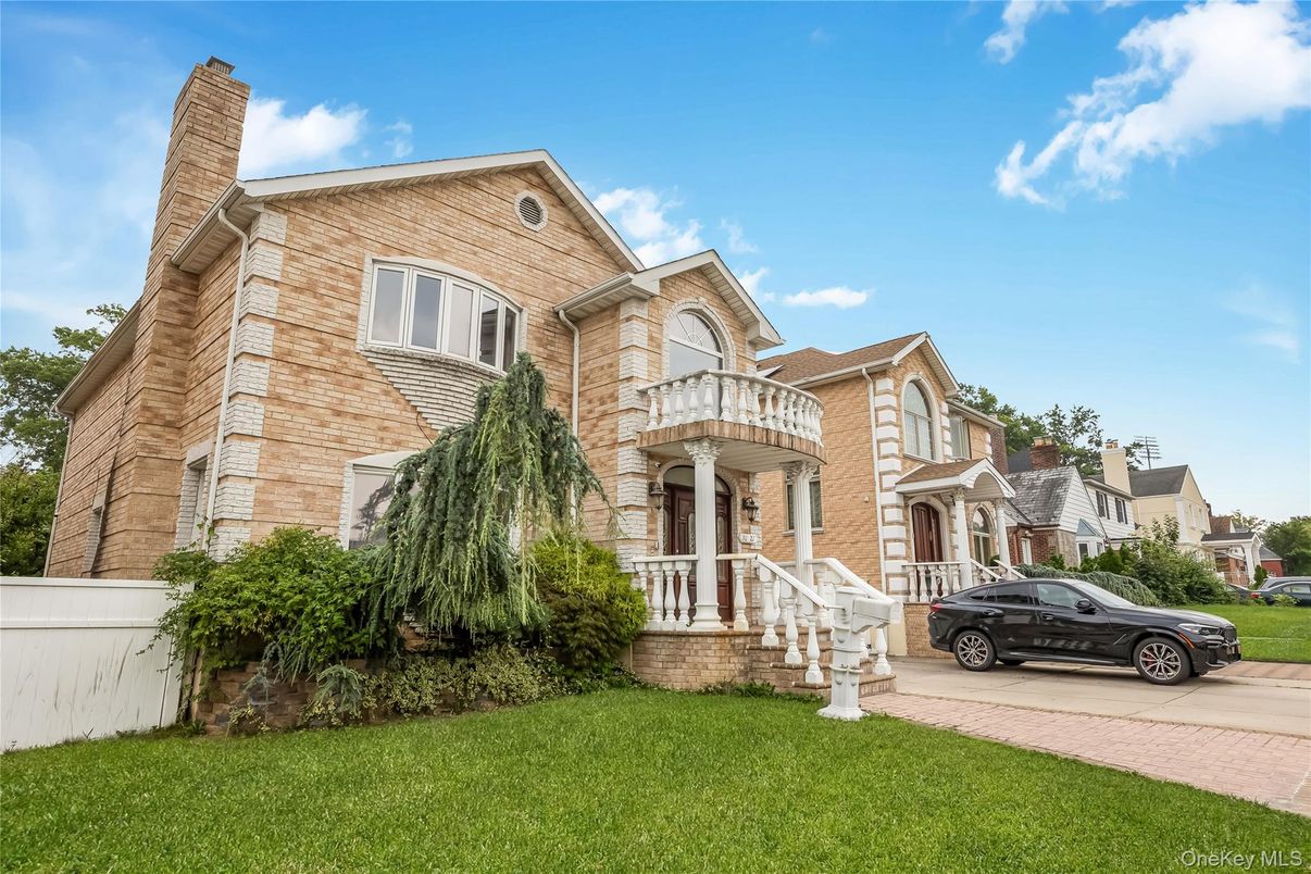 Exterior, Facade, Brick Facade, Rowhouse