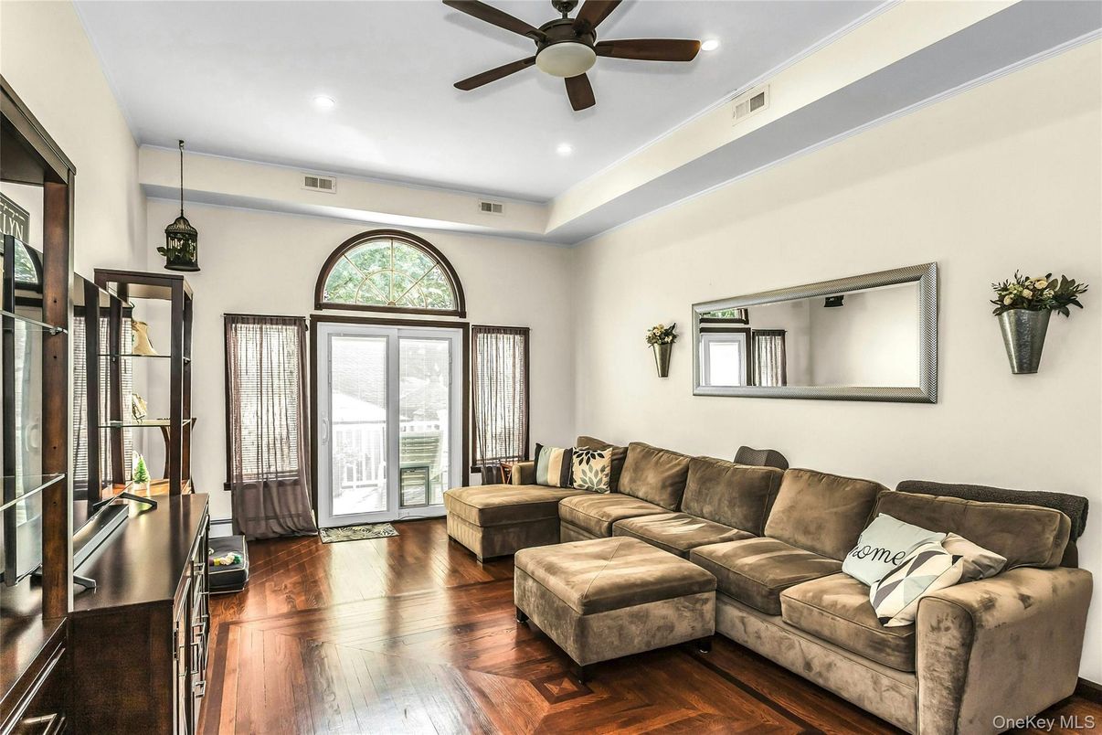 Interior, Living room, Pendant Lights, Recessed Lighting, Wood Texture Flooring