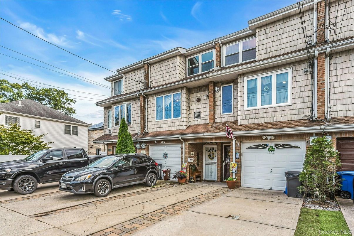 Attached, Exterior, Facade, Rowhouse