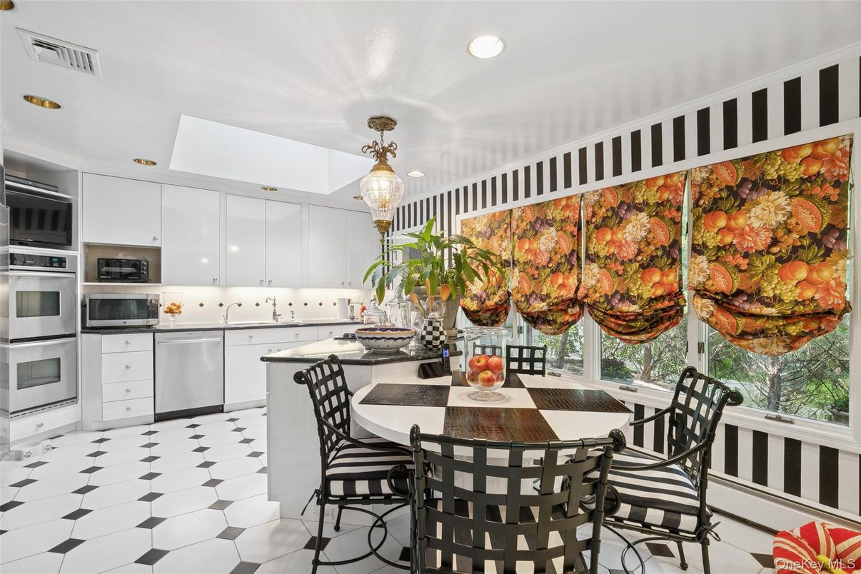 Chandelier, Dining room, Interior, Kitchen, Recessed Lighting, Stainless Steel Appliances