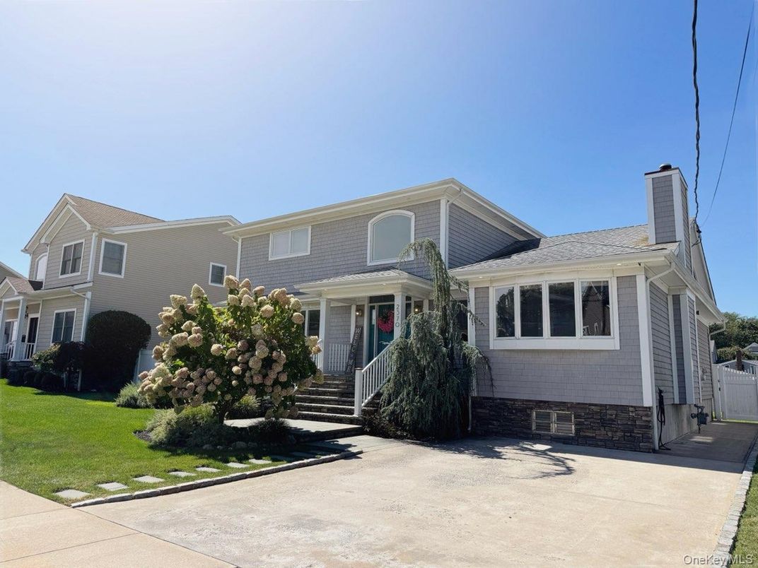 Exterior, Facade, Split Level