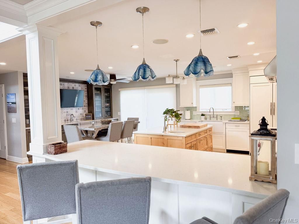 Dining room, Interior, Kitchen, Pendant Lights, Recessed Lighting, Wood Texture Flooring