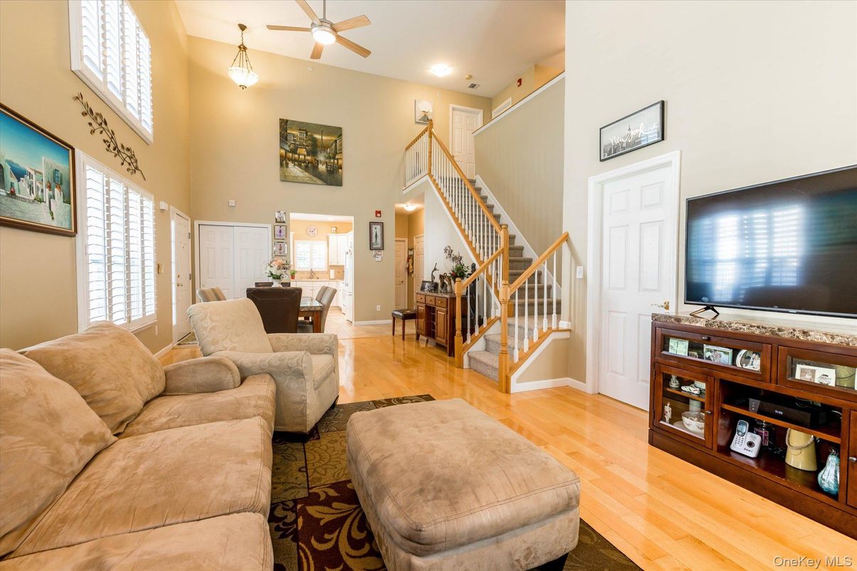 Dining room, Interior, Living room, Pendant Lights, Recessed Lighting, Wood Texture Flooring