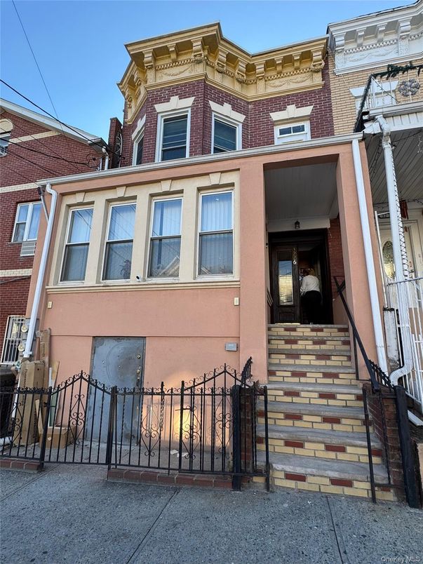 Exterior, Facade, Rowhouse