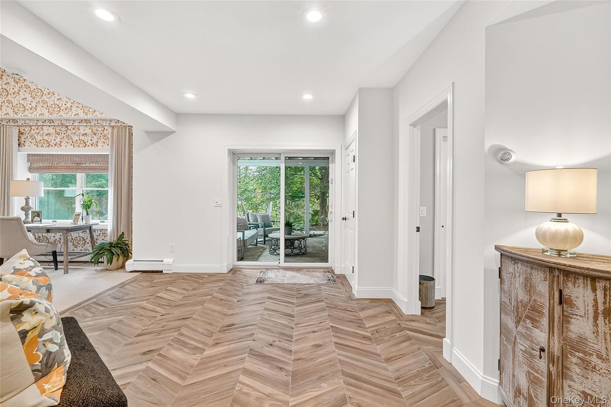 Interior, Recessed Lighting, Wood Texture Flooring