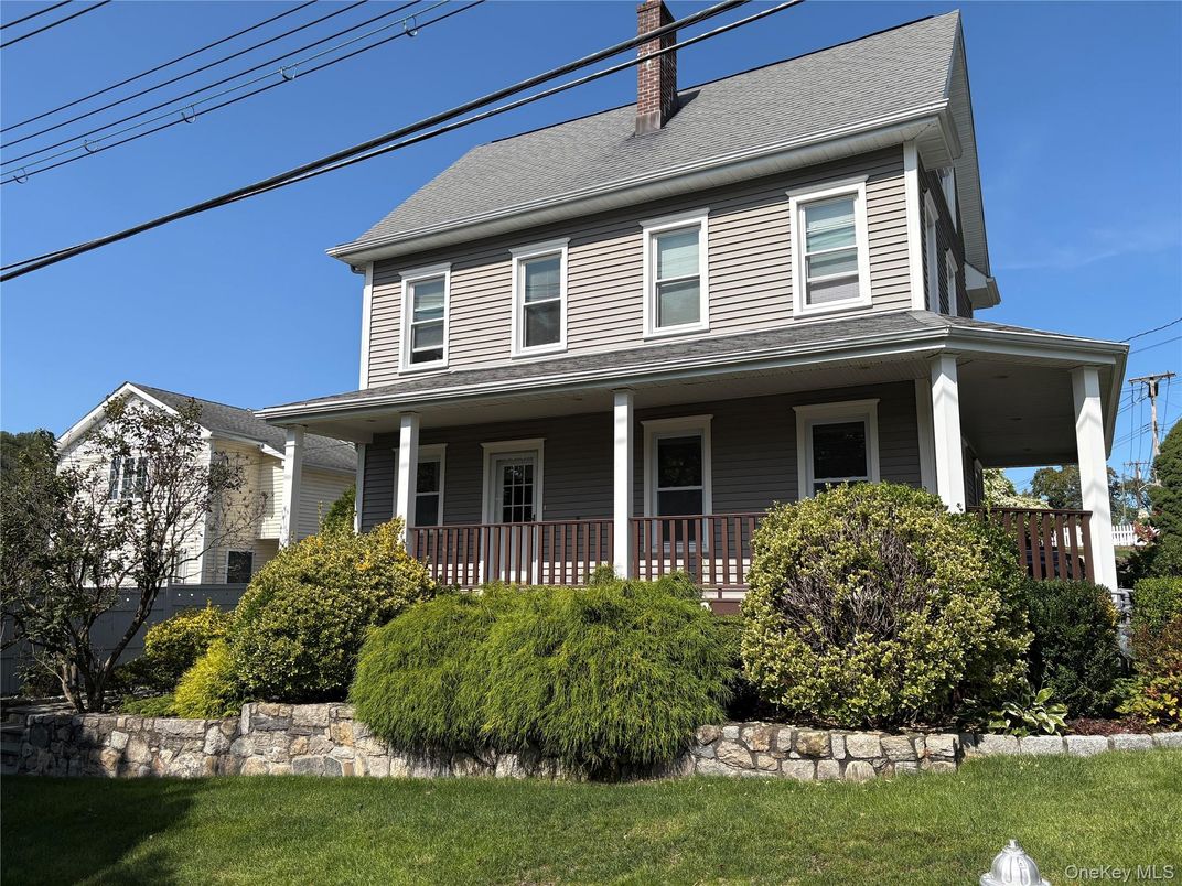 Exterior, Facade, American Foursquare
