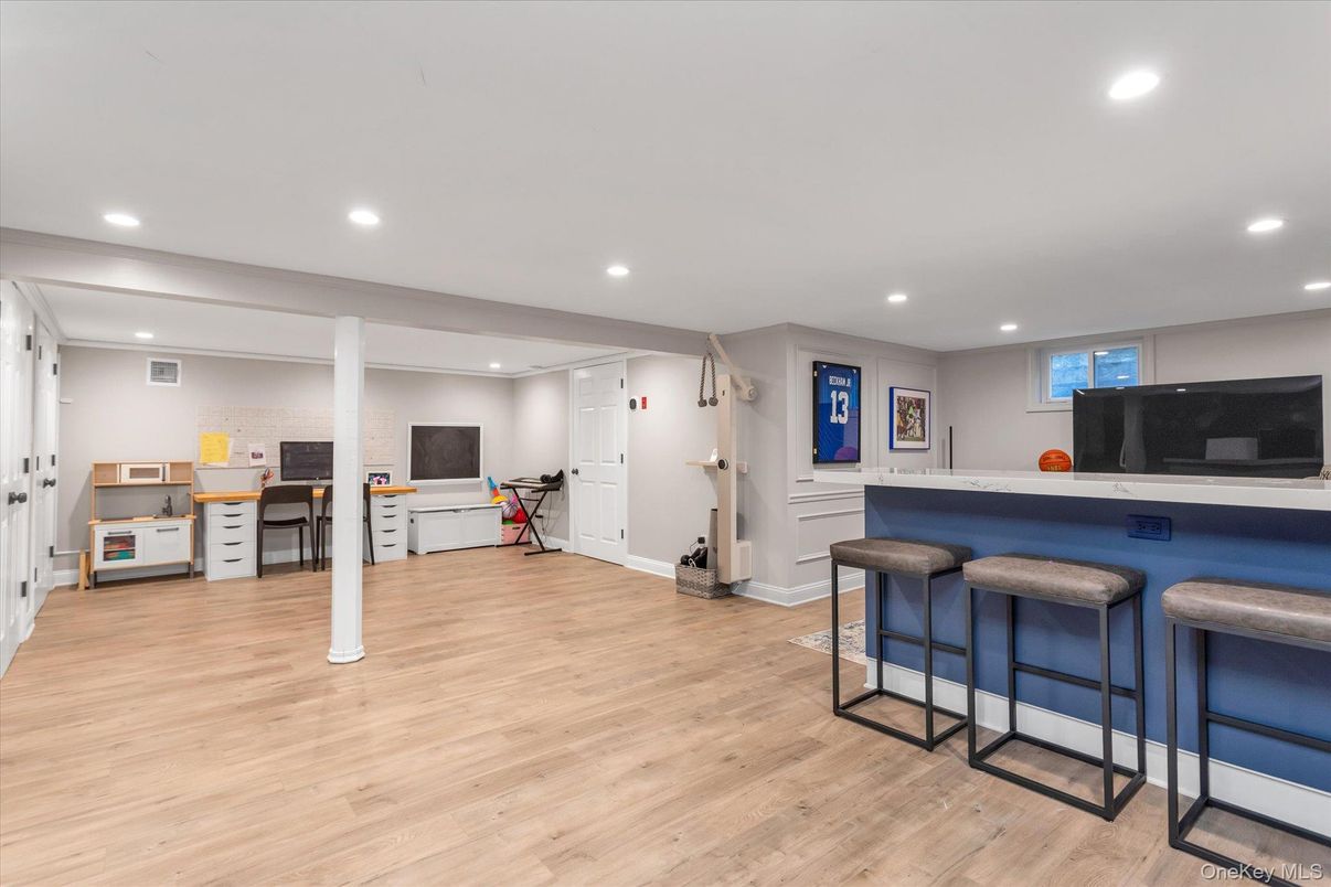 Interior, Recessed Lighting, Wood Texture Flooring