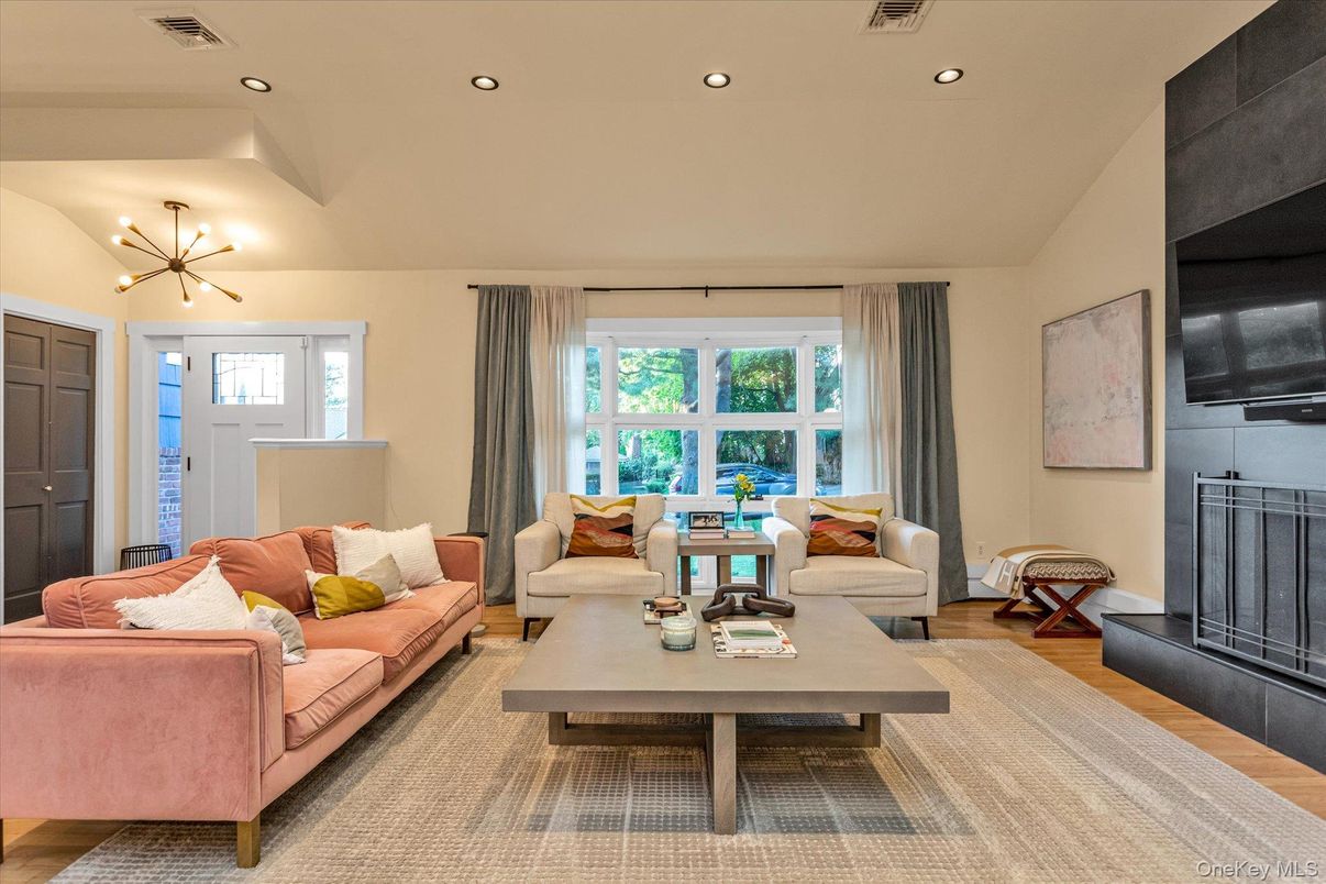 Interior, Living room, Pendant Lights, Recessed Lighting, Wood Texture Flooring