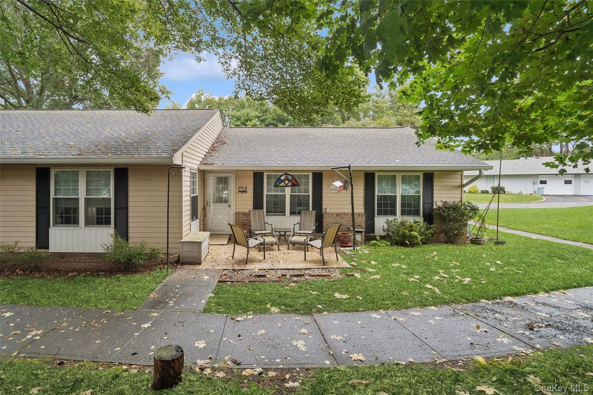 Exterior, Facade, Ranch