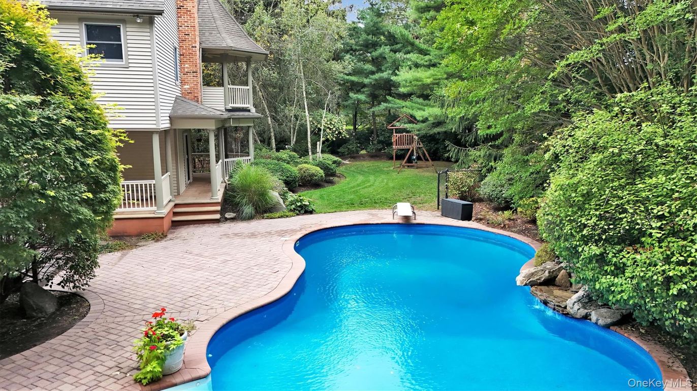 Exterior, Playground, Pool