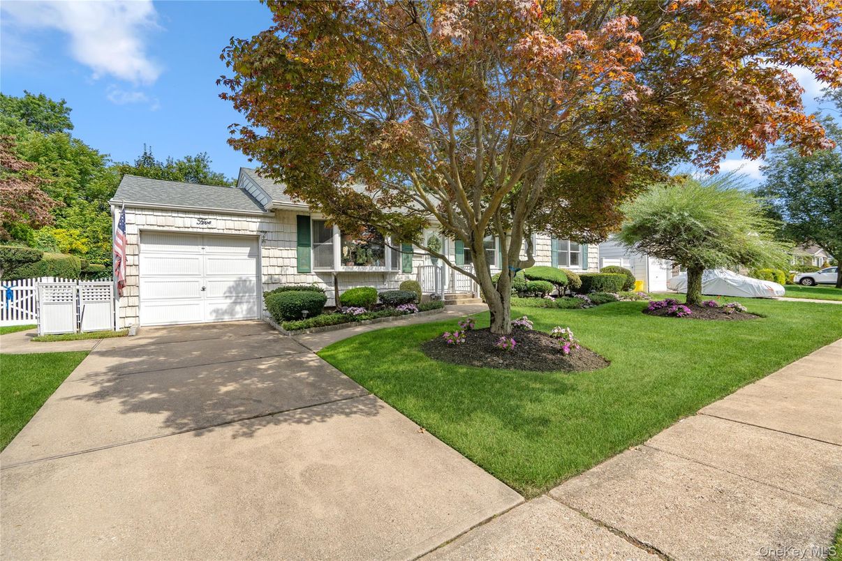 Attached, Exterior, Facade, Ranch