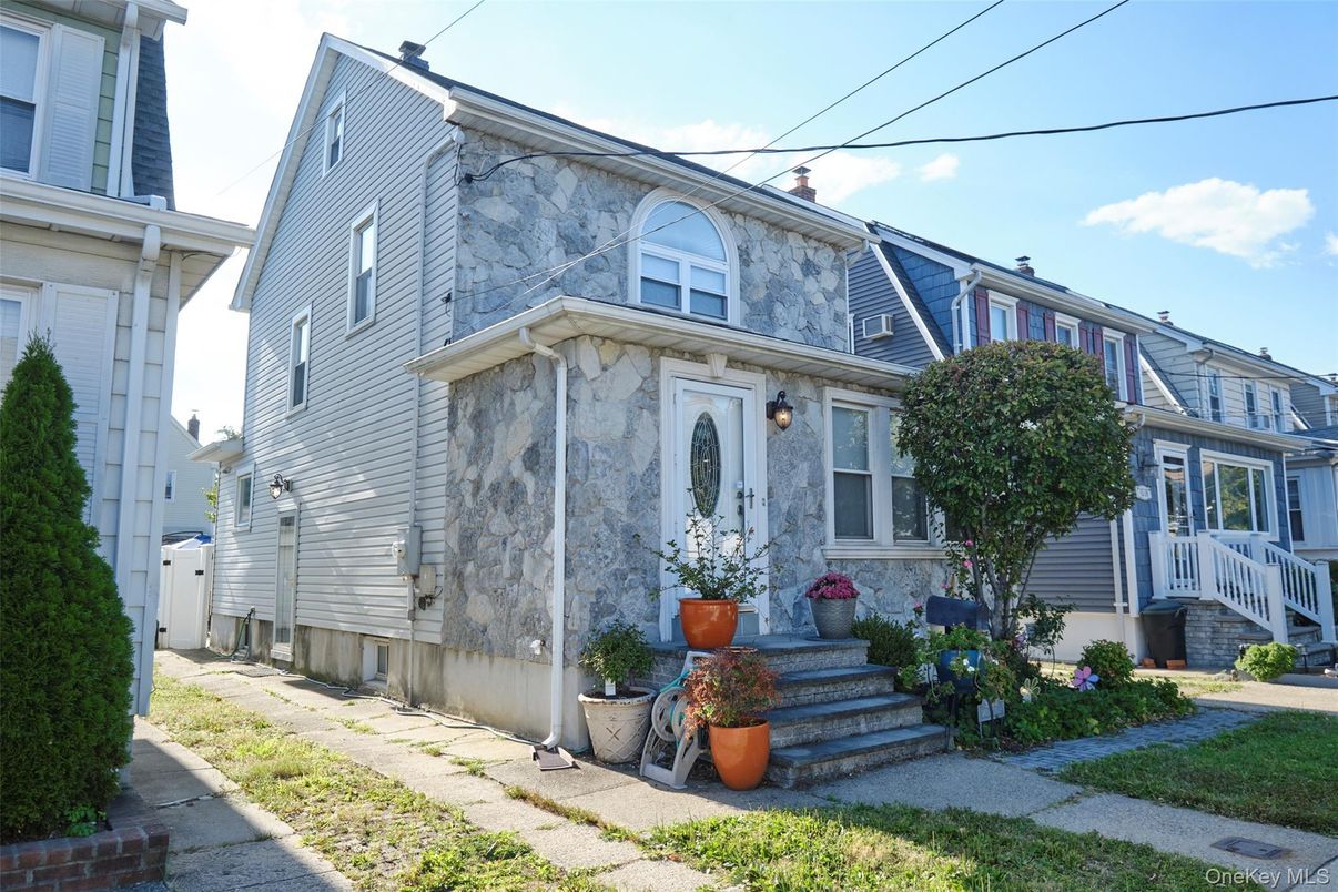 Exterior, Facade, Queen Anne Victorian