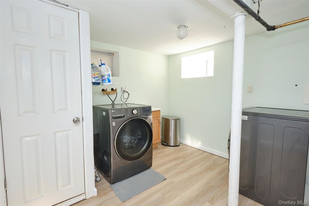 Interior, Washer, Wood Texture Flooring