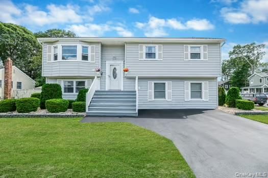 Exterior, Facade, Raised Ranch