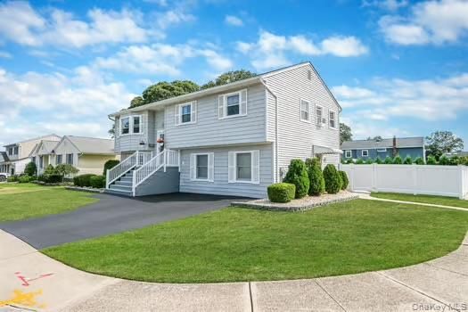 Backyard, Exterior, Facade, Split Level