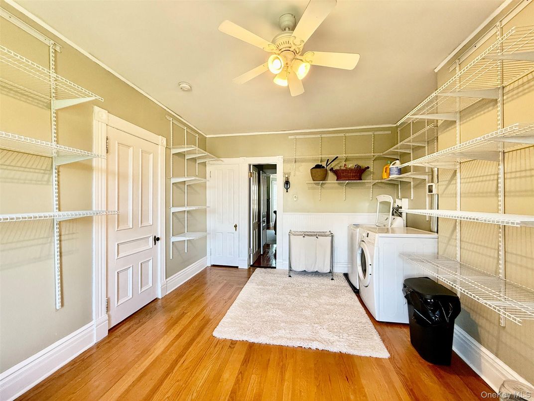 Interior, Washer, Wood Texture Flooring