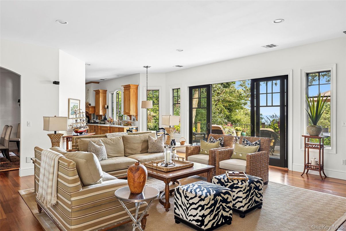 Interior, Living room, Pendant Lights, Recessed Lighting, Wood Texture Flooring