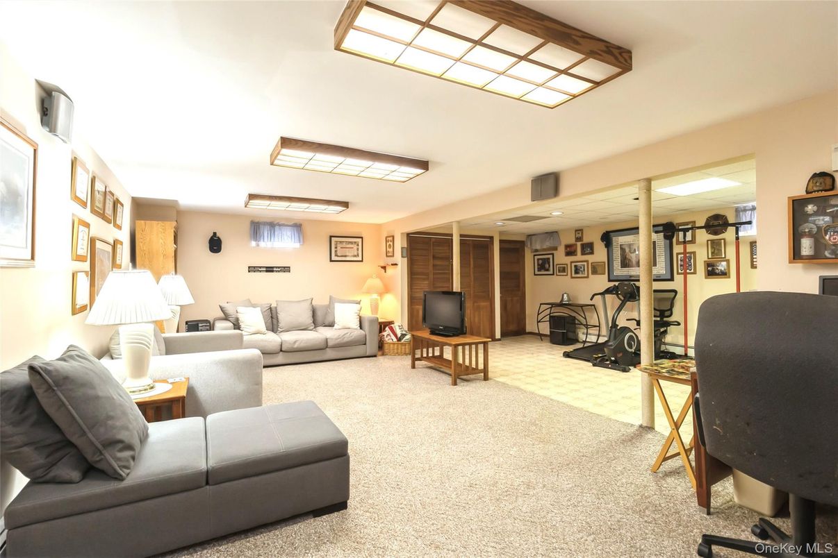 Fitness Equipment, Interior, Living room, Recessed Lighting, Wooden Beams