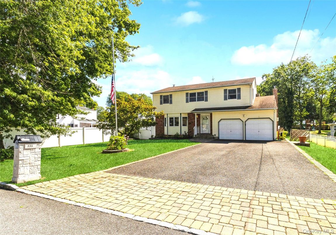 Attached, Exterior, Facade, Raised Ranch