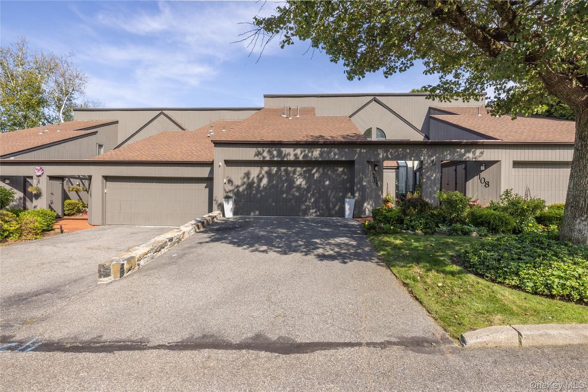 Attached, Exterior, Facade, Ranch