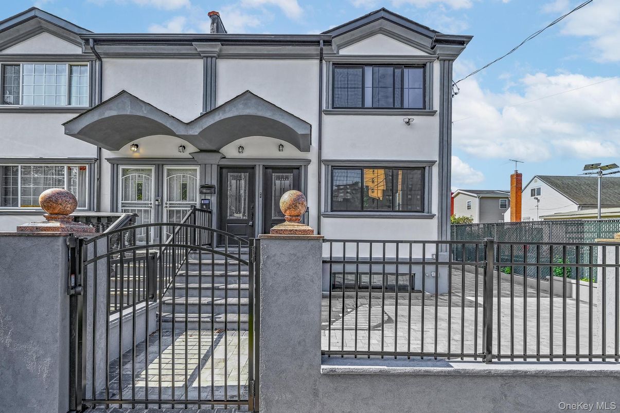 Exterior, Facade, Rowhouse