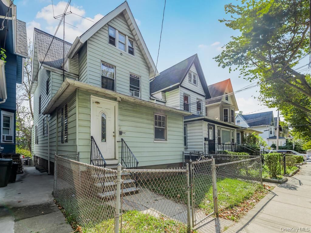 Exterior, Facade, Queen Anne Victorian