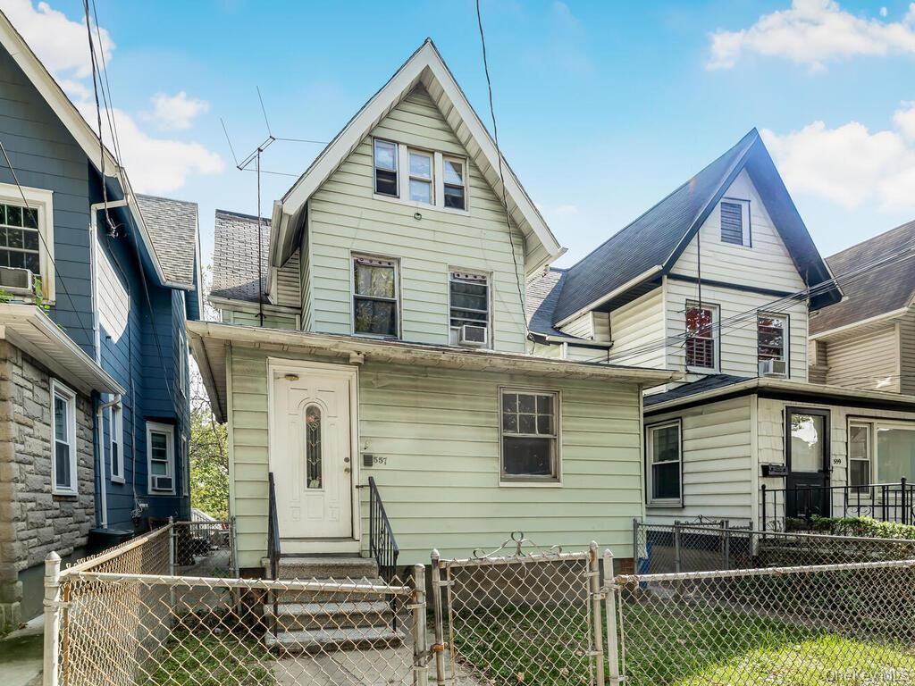 Exterior, Facade, Queen Anne Victorian